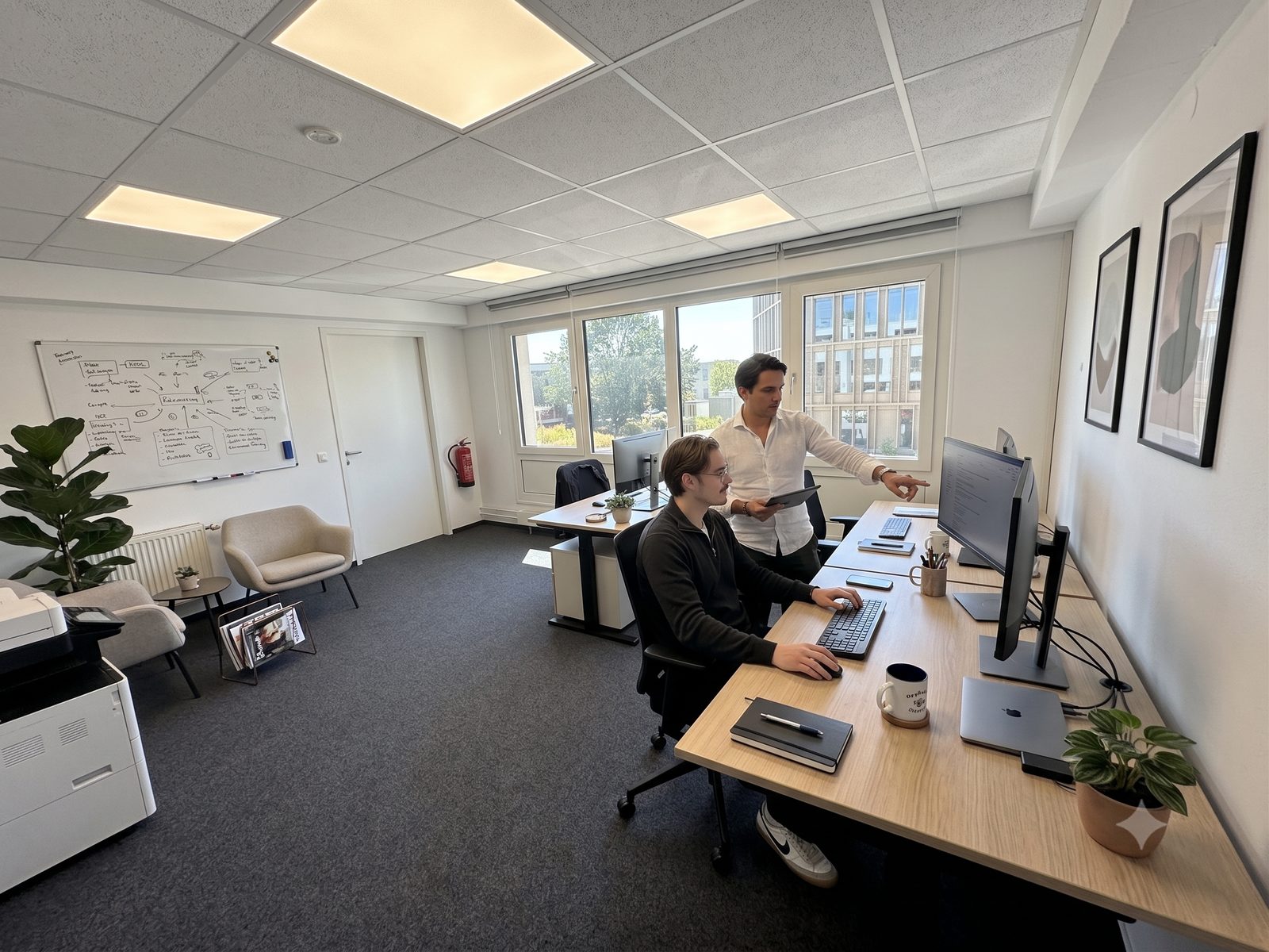 Helles, modernes Büro als Sinnbild für das virtuelle Büro-Paket